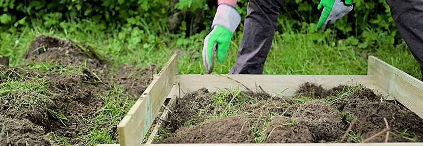 Person legt einen Kompost an